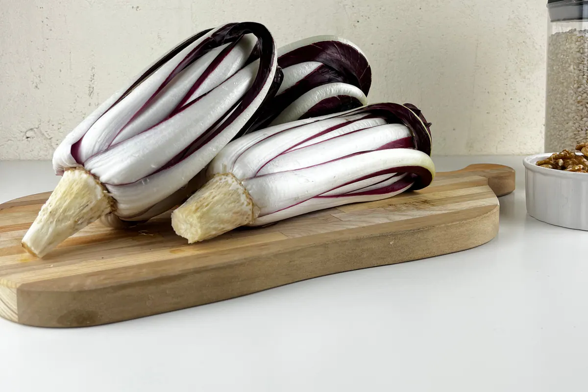 Cespi di Radicchio Tardivo su un tagliere, pronti per la cucina